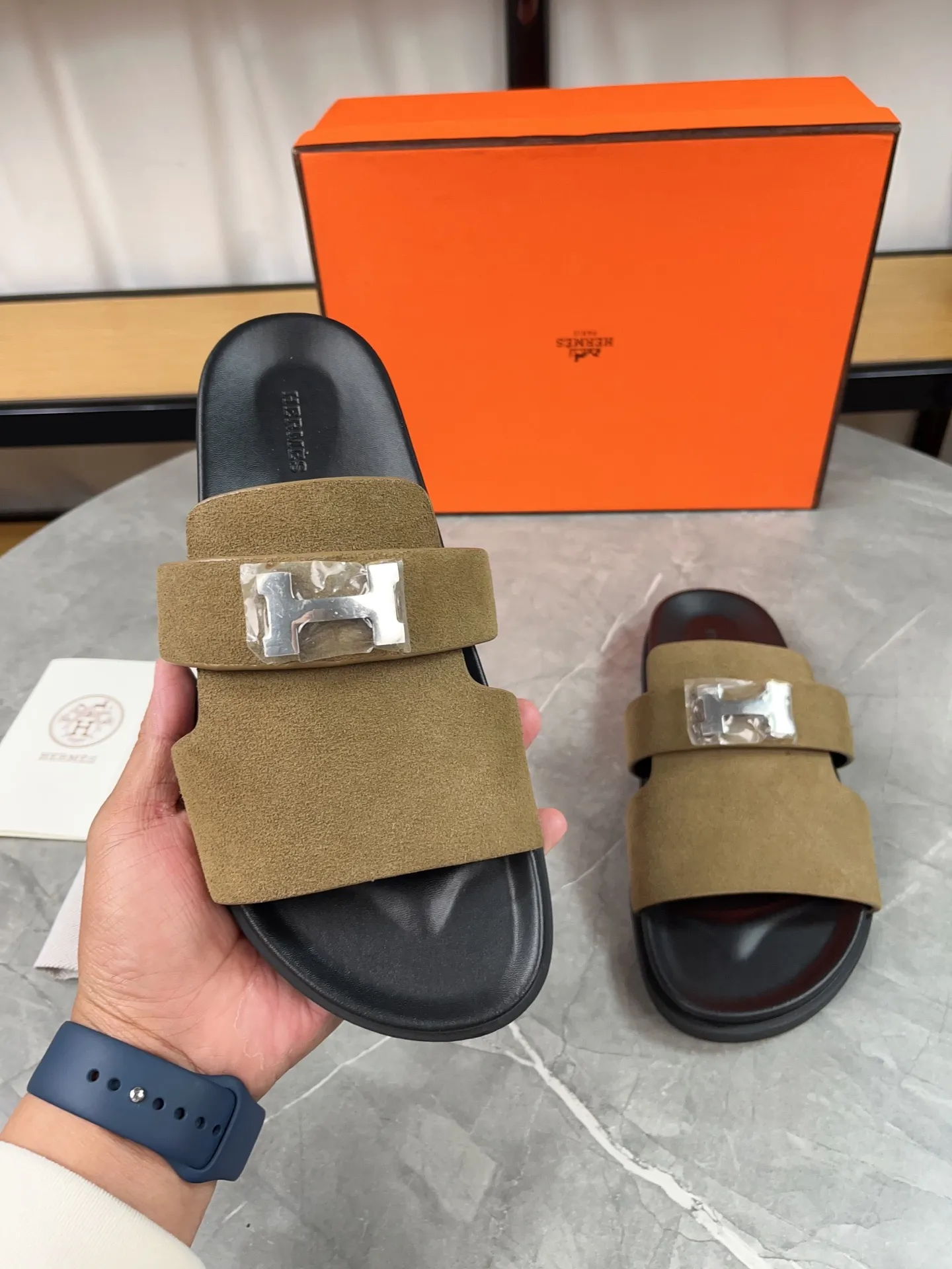p440🐮🐮H family classic (couples) buckle slippers ✅ Hermes Hermes spring and summer sandals series! Classic style, always popular slippers - sandals, great with any combination! ! ! Upper: imported palmprint PU inner lining: imported mixed sheepskin Outsole: Tpu non-slip and wear-resistant outsole Female size: 35-40 (41 customized) Male size: 39-45 (39.45 customized)